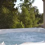 Charming With Jacuzzi And Patio بيت للعطل سترين