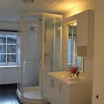 Charming With Jacuzzi And Patio سترين