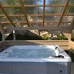 Charming With Jacuzzi And Patio