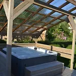 Charming With Jacuzzi And Patio * سترين