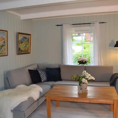 Charming With Jacuzzi And Patio Nyaraló Stryn