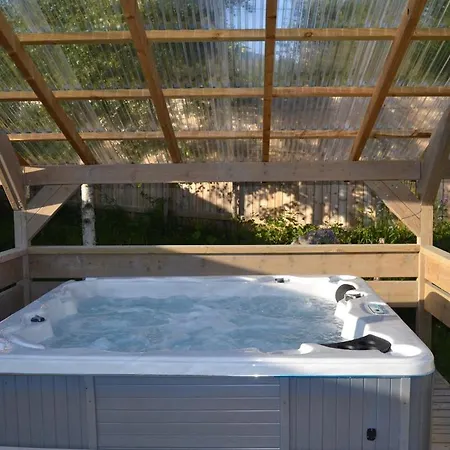 Charming With Jacuzzi And Patio